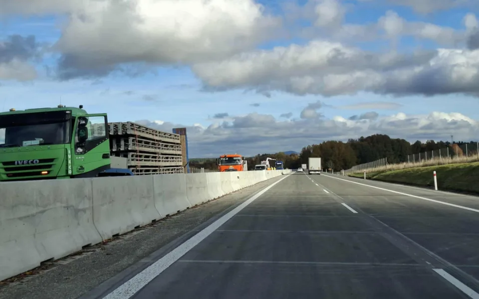 Na dálnici D5 je nově opravený desetikilometrový úsek od hranic ve směru na Plzeň