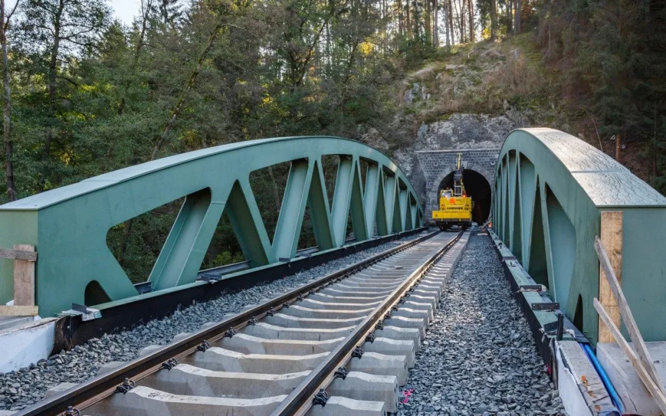 Na trať mezi Plzní a Žatcem se vrátily vlaky, staré mosty z roku 1872 nahradily nové