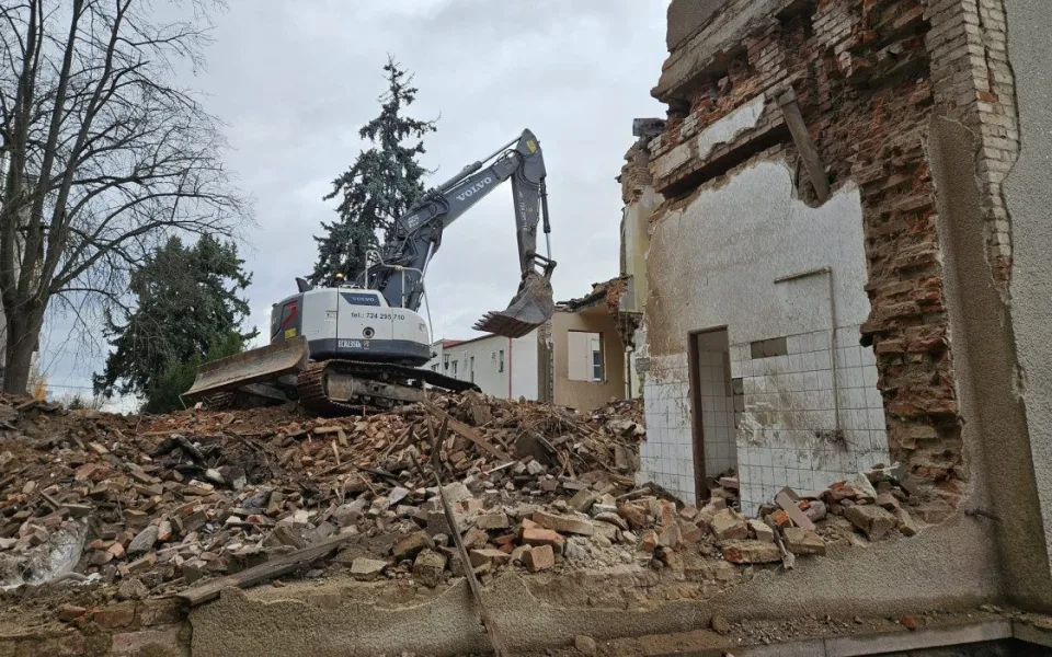 Bagr demoluje zchátralou budovu rehabilitace. Vznikne tam nový blok Klatovské nemocnice