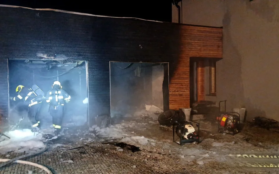 Hasiči v noci likvidovali požár garáže