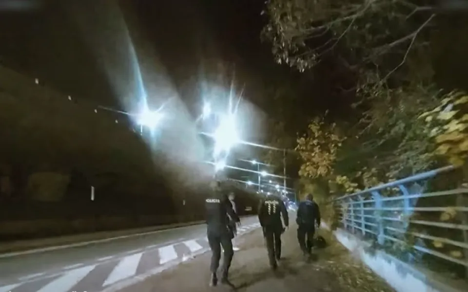 Policisté na ulici v Plzni odchytávají bobra