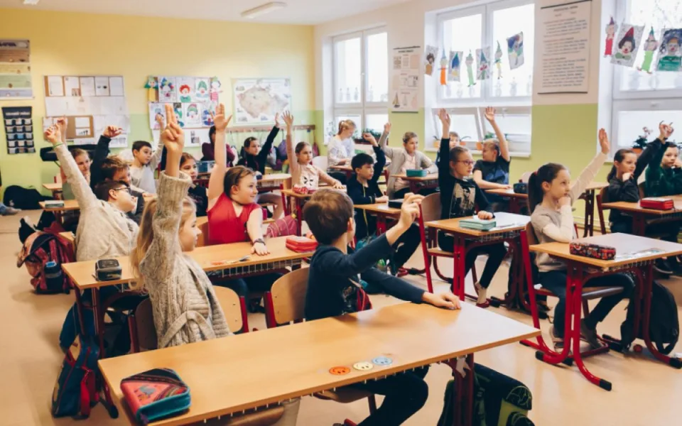 Učitelé základních škol se budou školit, jak hodnotit děti slovně a nejen známkou