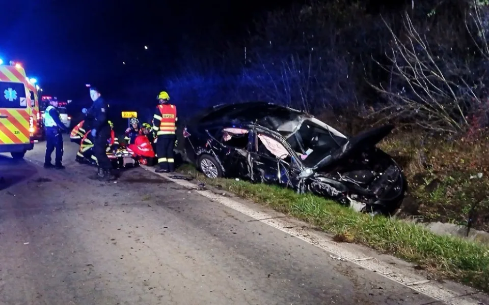 Jeden mrtvý a čtyři zranění, na dálnici došlo k vážné nehodě mladé posádky auta