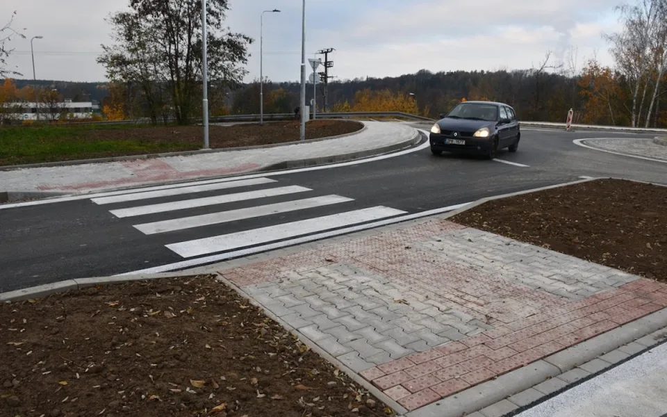 Na Klatovské třídě v Plzni začíná provoz na nové okružní křižovatce.