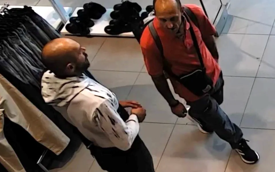 Z obchodu ukradli bundy za 11 tisíc, policie by ráda mluvila se dvěma muži