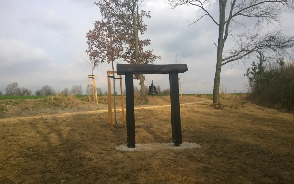 Zvon jen chvíli po zavěšení. V květnu letošního roku se stal cílem neznámého zloděje.