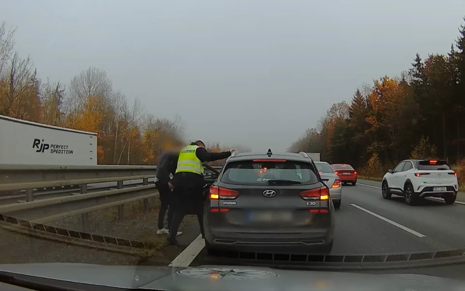 Těhotná žena s komplikacemi uvízla na D5, policisté zapnuli majáky a protáhli ji kolonou