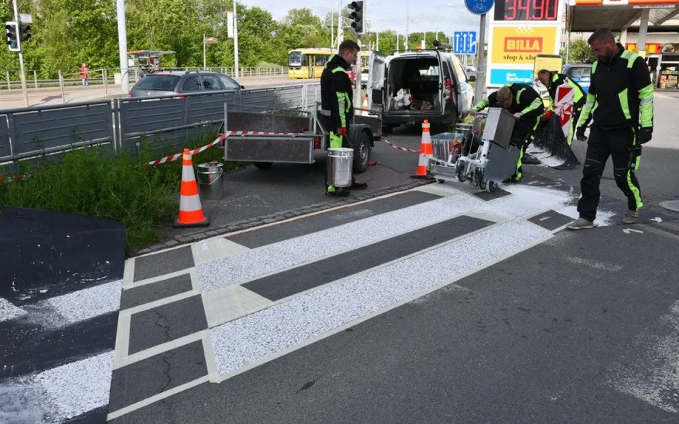 Technici obnovují značení přechodů i varovné symboly na silnicích, přidali i nové