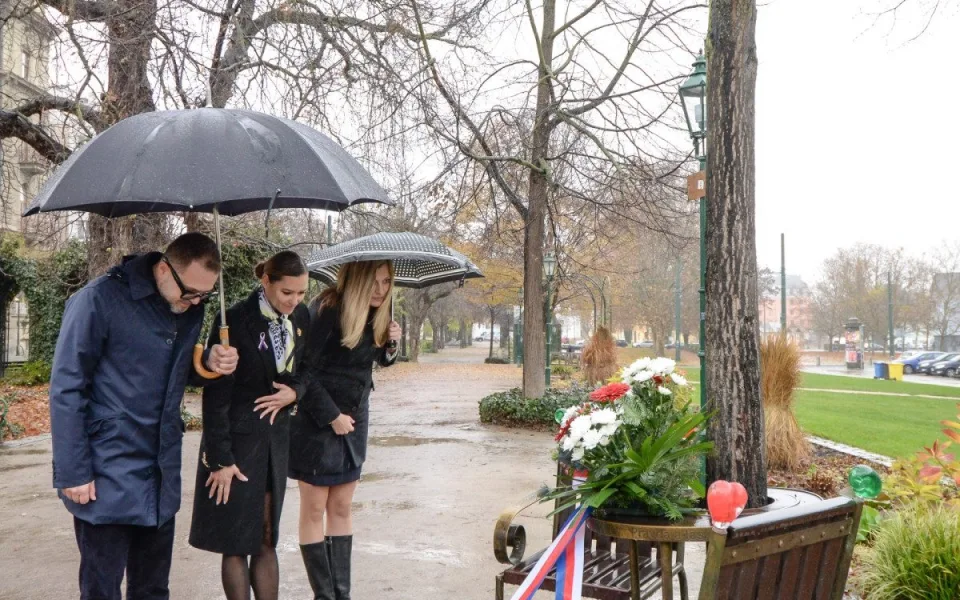 náměstkyně primátora města Plzně Lucie Kantorová, radní města Plzně Světlana Budková a Daniel Kůs u lavičky Václava Havla