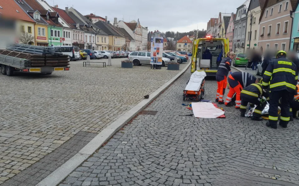 Náklaďák srazil chodce při couvání a způsobil mu velmi těžké zranění