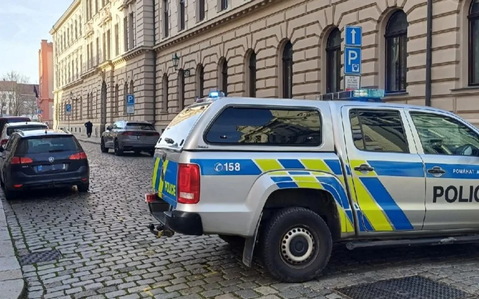 Dívka chtěla zachránit přítele a nahlásila bombu v budově soudu
