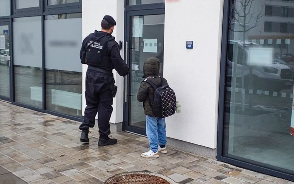 Plačící školák postával před školou. Do kalendáře se doma zapomněli podívat