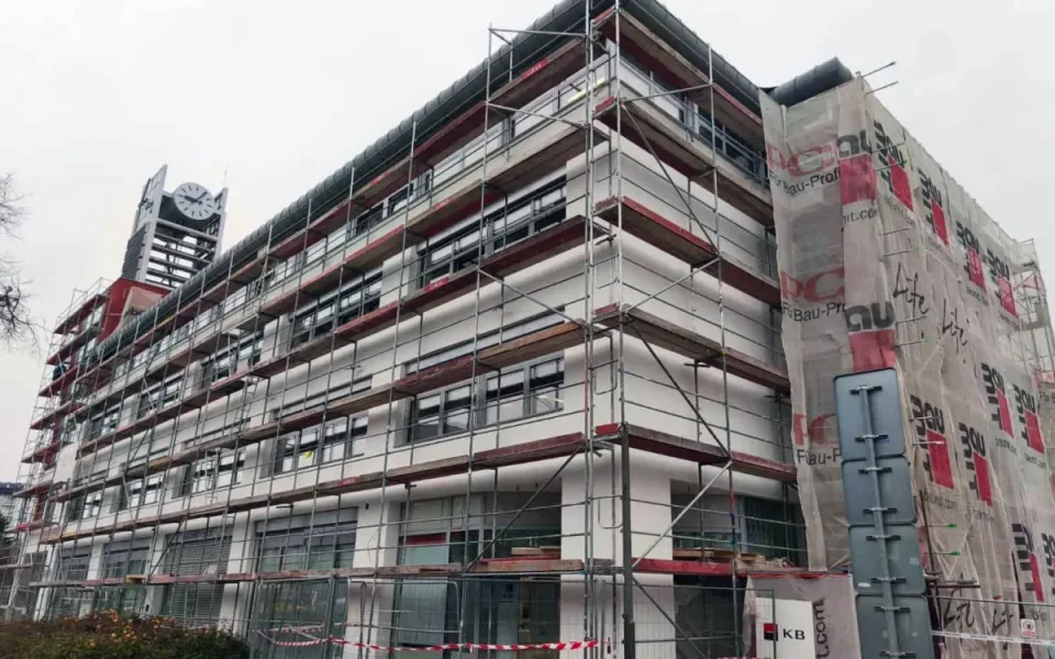 Rekonstrukce oceňované radnice míří do finiše, vše probíhá za plného provozu