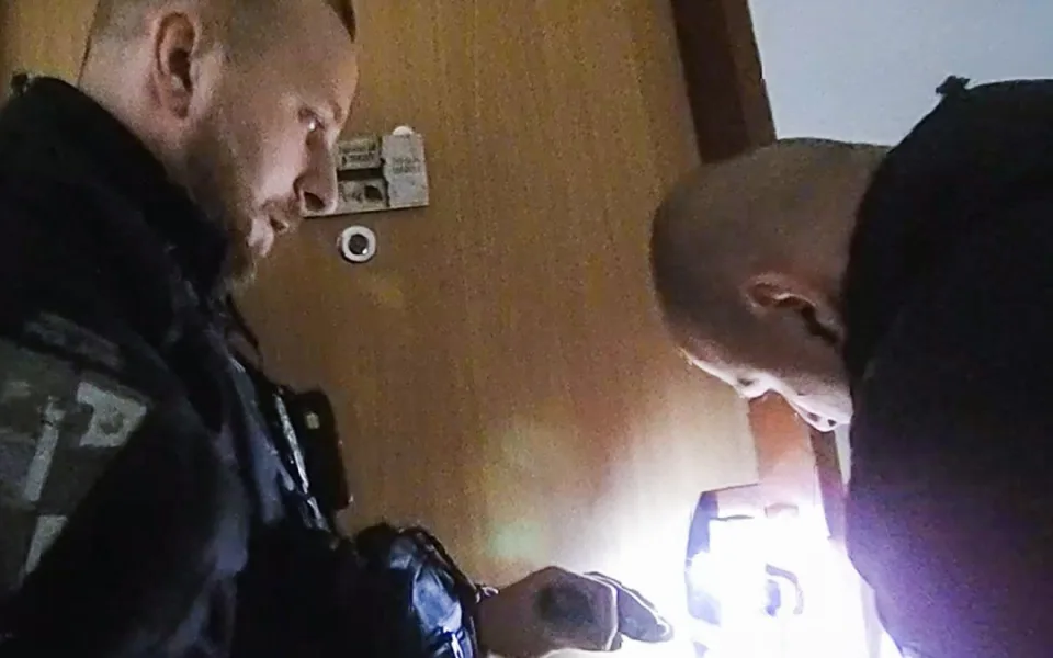 Seniorka s mrtvicí zůstala uvězněná v bytě, její stav se rychle zhoršoval