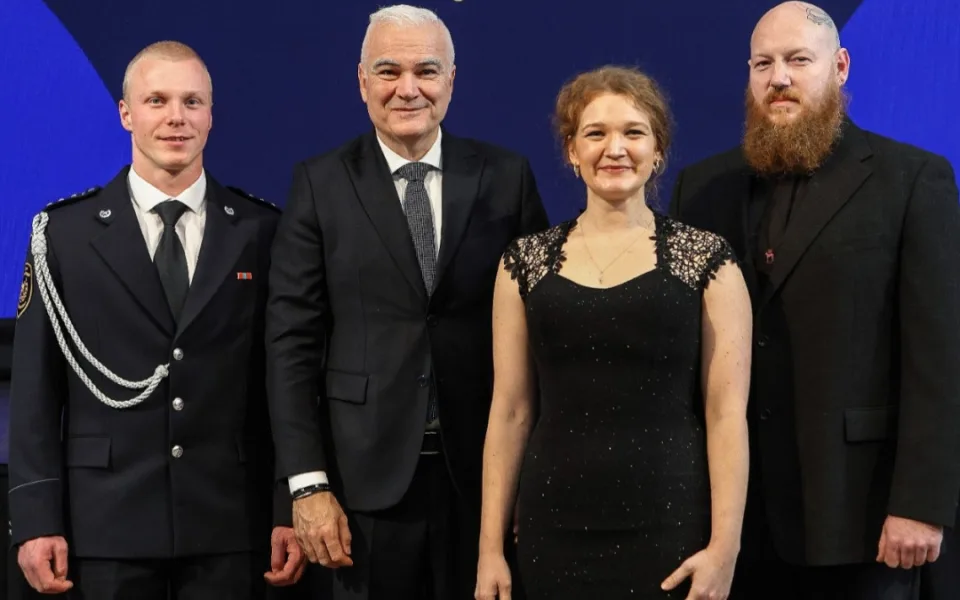 Ocenění za záchranu života zprava Vladimír Těšínský, Hana Koreisová, hejtman Kamal Farhan a Karel Rohm