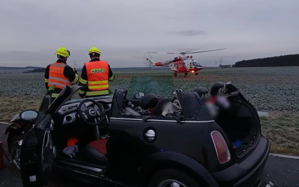 Vážná nehoda osobáku, hasiči museli při vyprošťování řidičky odříznout střechu auta