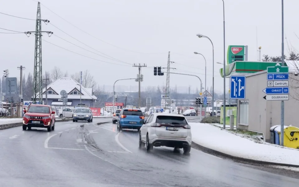 Křižovatka ulic Jateční a Chrástecká má nově semafory. Už se tam se vrátil provoz