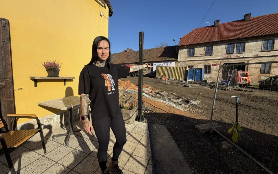 Malebnou kavárnu drtí prodlužovaná oprava ulice. Stojí teď uprostřed staveniště