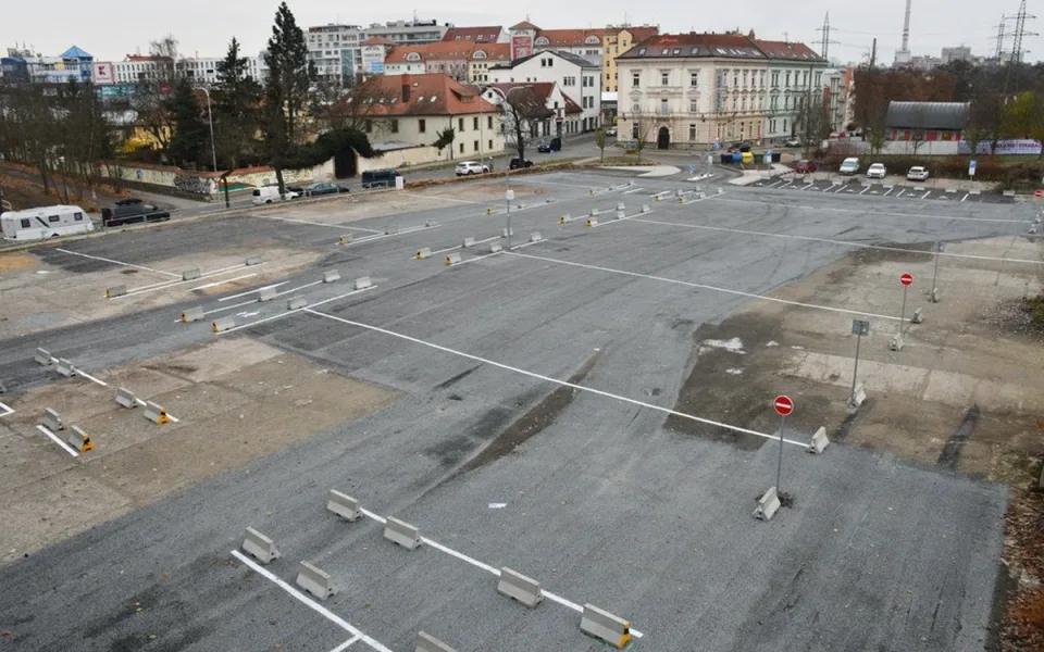 Končí parkování zdarma na jedné z největších ploch ve městě, mnozí si stěžují
