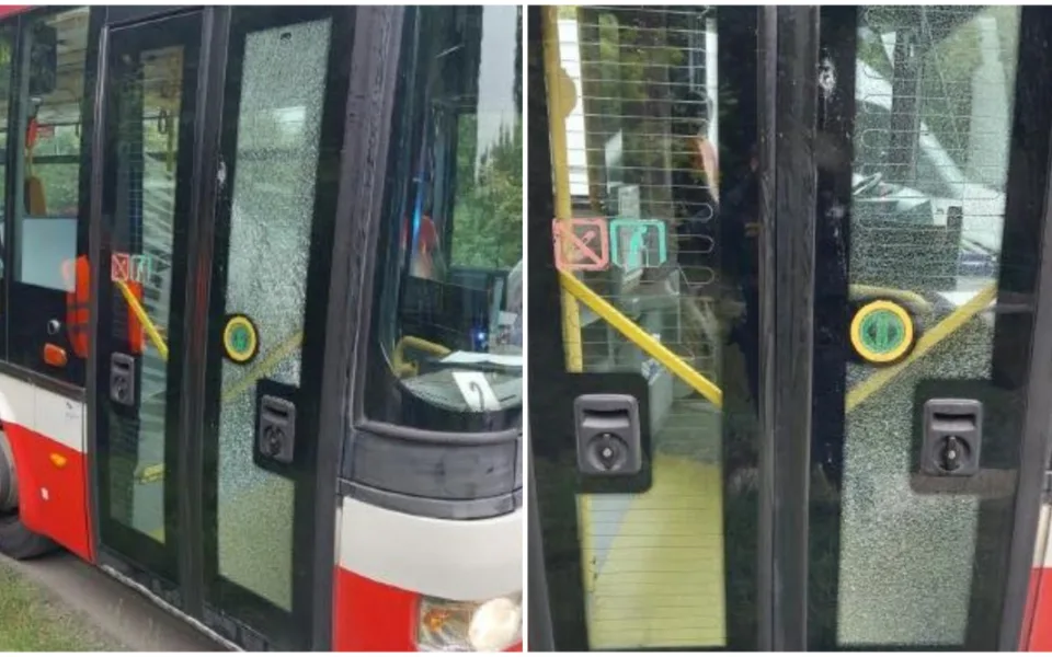 Muž ztratil nervy a na autobus hodil lahev od piva, hrozí mu vězení