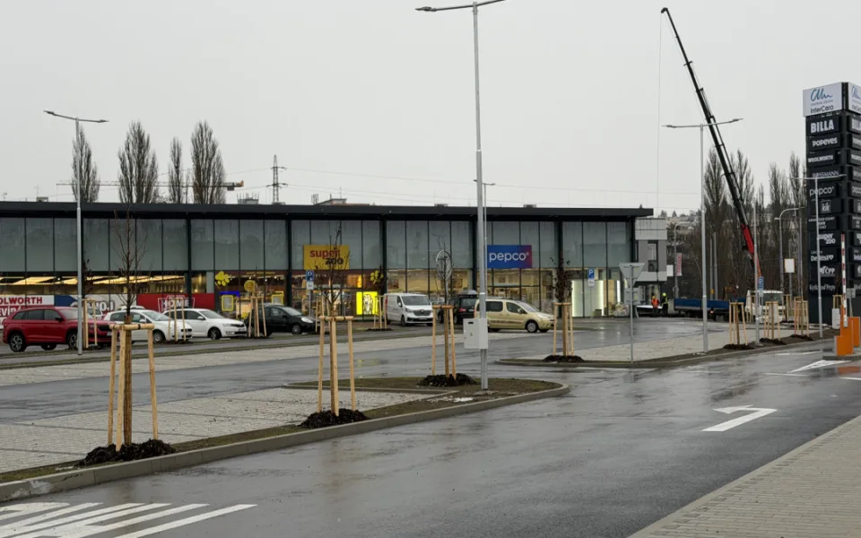 Lidi zklamala skladba obchodů v novém obchodním centru, které vzniklo místo Skleněného pekla