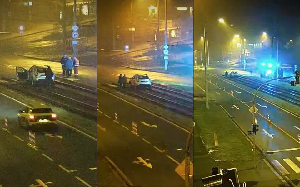 Senior beznadějně uvízl s Dacií v tramvajovém kolejišti. A nebylo se čemu divit