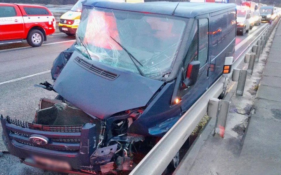 Těžká nehoda ochromila dálnici D5. Dvě zraněné osoby vyprošťovali hasiči 14 minut