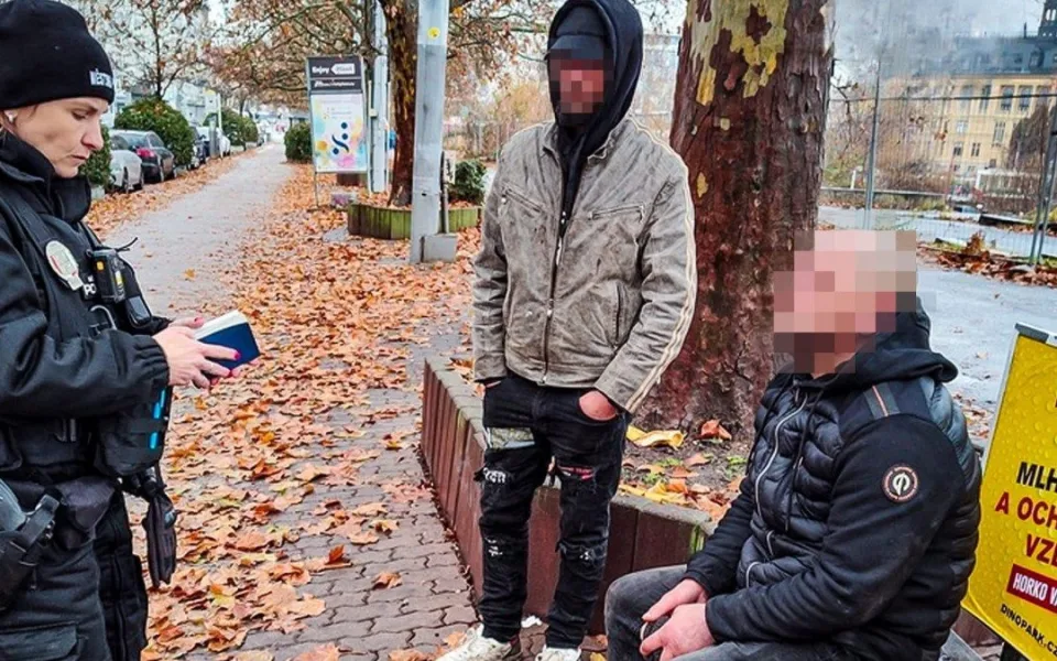 Cizince bez povolení k pobytu přistihla hlídka městské policie při pití alkoholu na veřejnosti