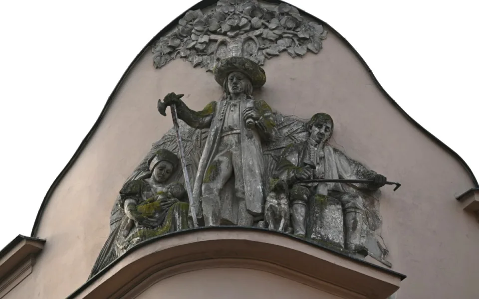 V Plzni připomíná Kozinu například reliéf v arkádě rohového domu na Chodském náměstí.