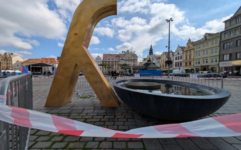 Co si myslí politici o nutnosti údržby a opravy poničených kašen na náměstí Republiky?