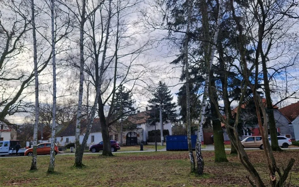 Křimické náměstí se dočká obnovy, dostane nové cesty i lavičky