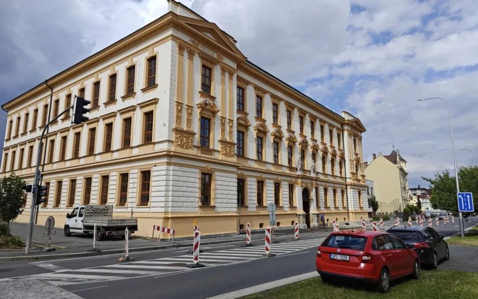 Fasáda historické budovy chlapecké školy září novotou, změnou prošlo i zázemí v hale
