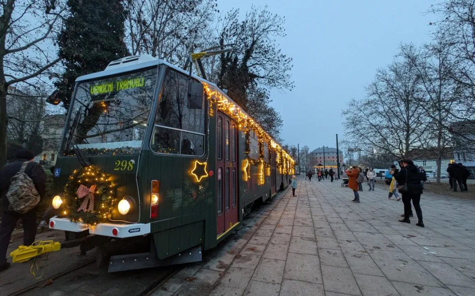 Po kolejích jede chaloupka, plzeňská vánoční tramvaj prošla největší změnou v historii