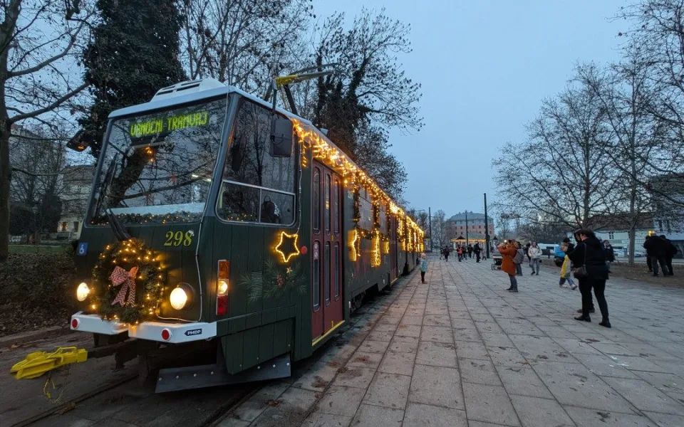 ANKETA: Jak se vám líbí radikální proměna vánoční tramvaje? Známkujte jako ve škole