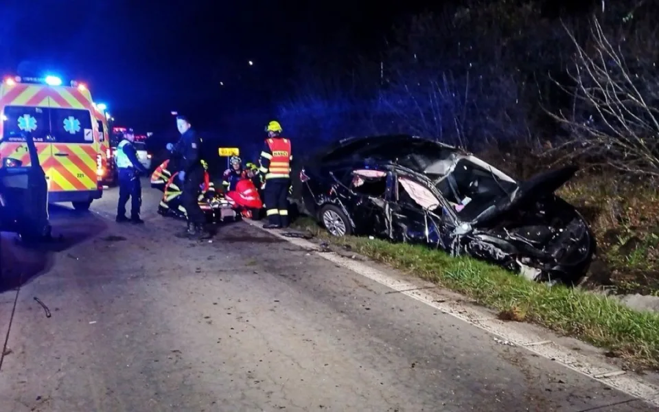 Nejhorší listopadová havárie se stala na sjezdu z dálnice D5. Dva lidé tehdy zahynuli, další tři utrpěli těžká zranění.
