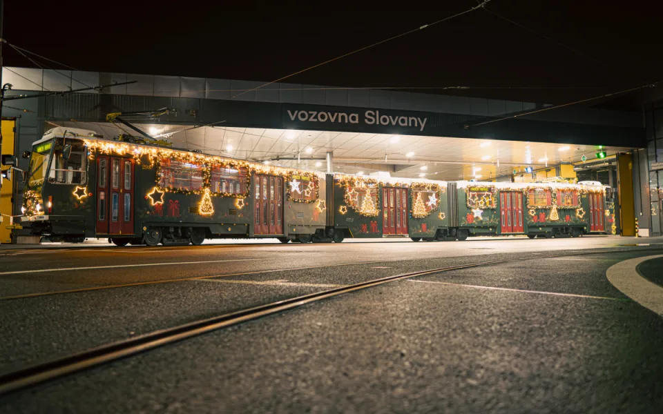 Vánoční tramvaj má po necelém dni provozu technické problémy