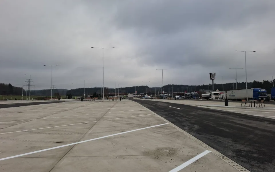 Největší dálniční parkoviště v ČR už je otevřené. Najdete ho na D5 u Rozvadova
