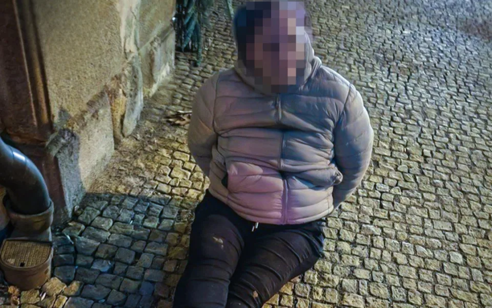 Velmi agresivní žena skončila na chodníku se zdvojenými pouty na rukou