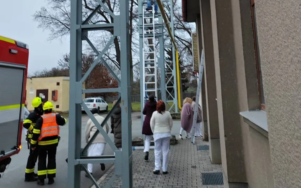 Pacient psychiatrické nemocnice vyšplhal na kovový sloup a odmítal slézt dolů