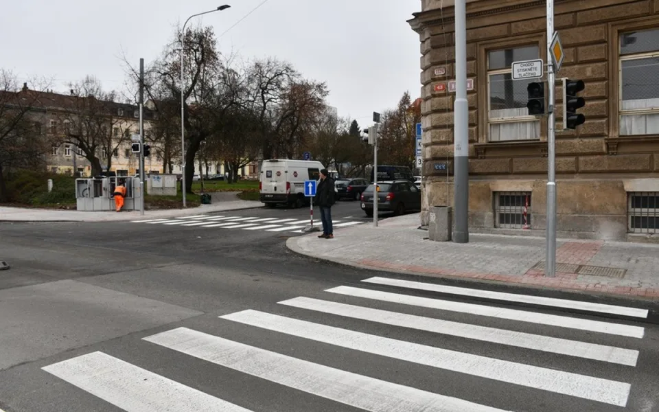 Na Husovo náměstí se opět vrátí doprava, opravy za 40 milionů mají zvýšit bezpečnost