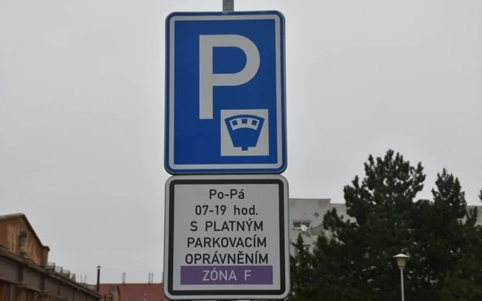 Město rozšiřuje parkovací zónu F na Jižním Předměstí