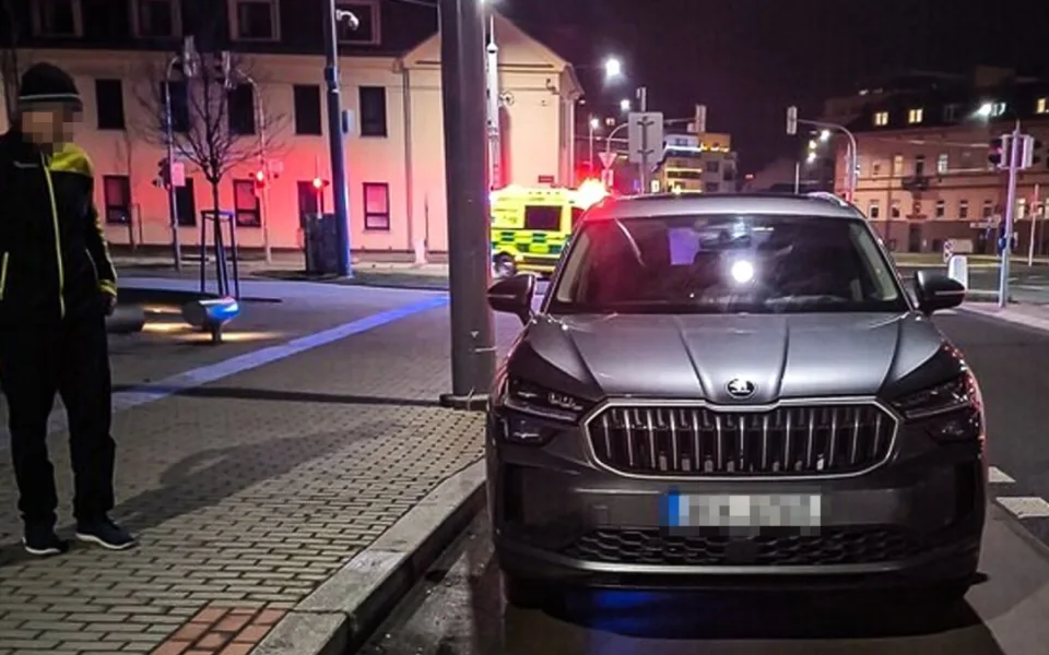 Zmatený senior bloudil v autě nočním městem, přijela si pro něj záchranka
