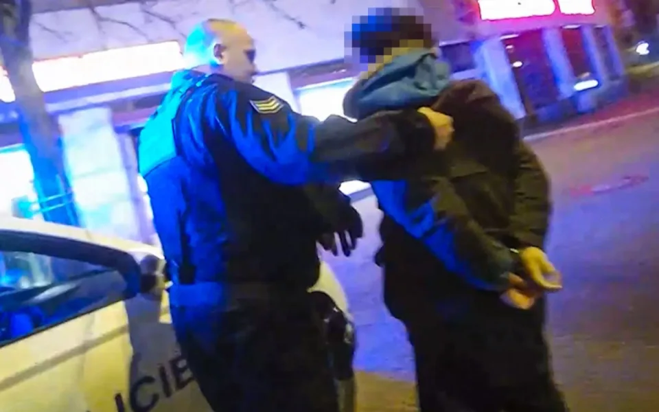 Notorický agresor ve vzteku kopl do auta strážníků. A to rozhodně neměl dělat