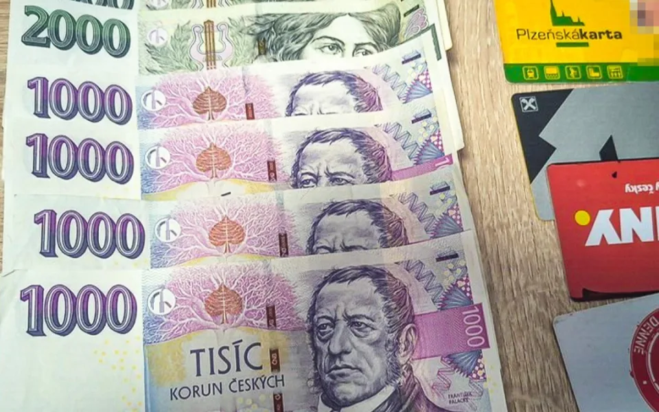 Muž našel u restaurace pořádně naditou peněženku, poctivě ji odevzdal na policii