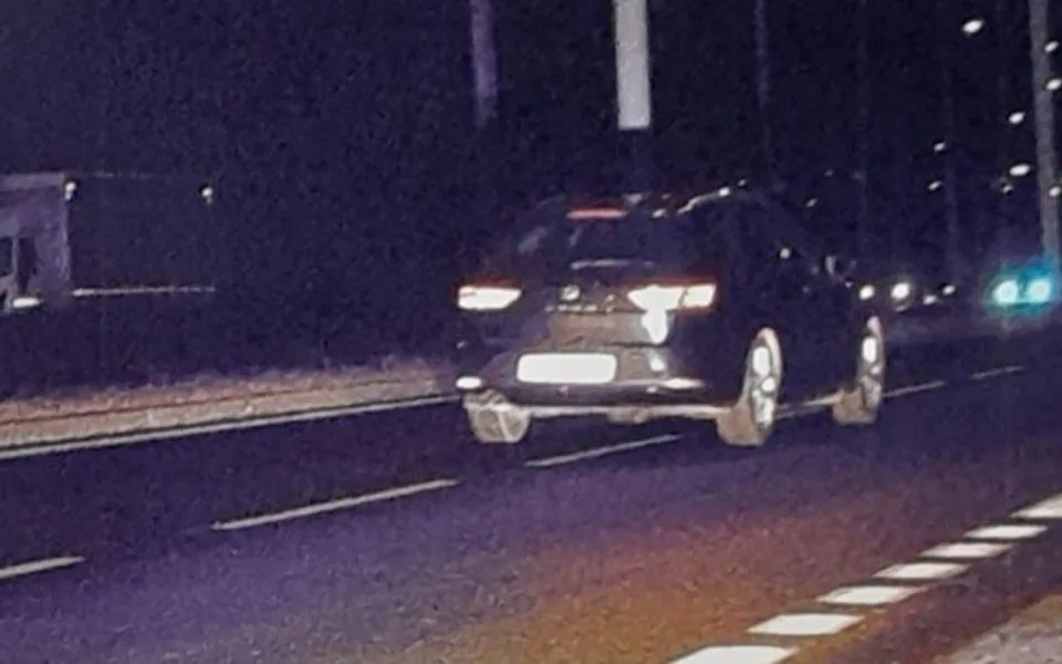 Devatenáctiletý řidič letěl po městě 124 km/h. Přišel o řidičák, který měl od července