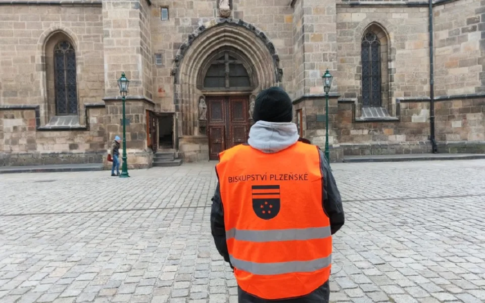 Lidé bez domova budou nadále střežit katedrálu, město dá na projekt přes milion