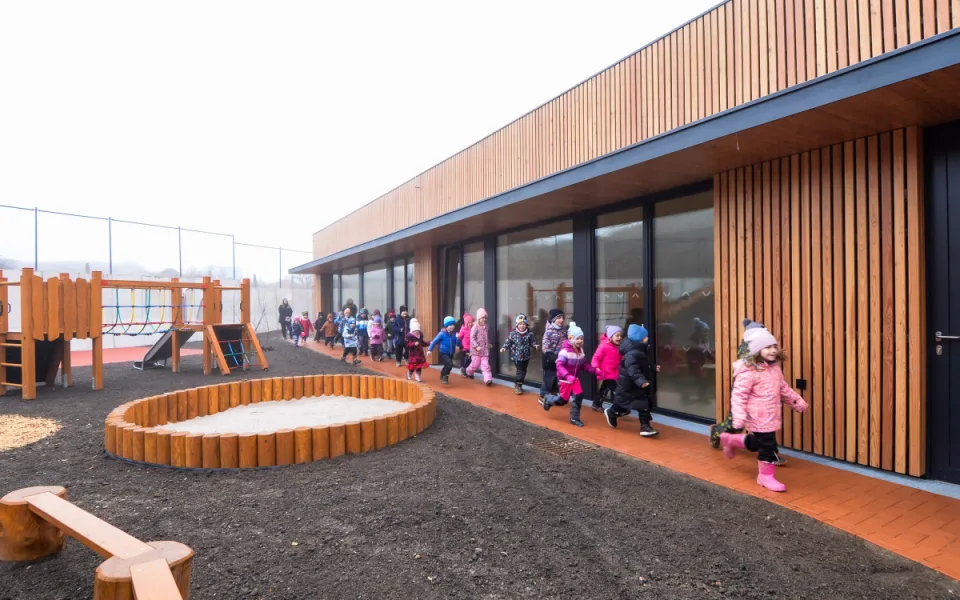 Dětem bude sloužit nová školka se střešní a venkovní zahradou za 76 milionů