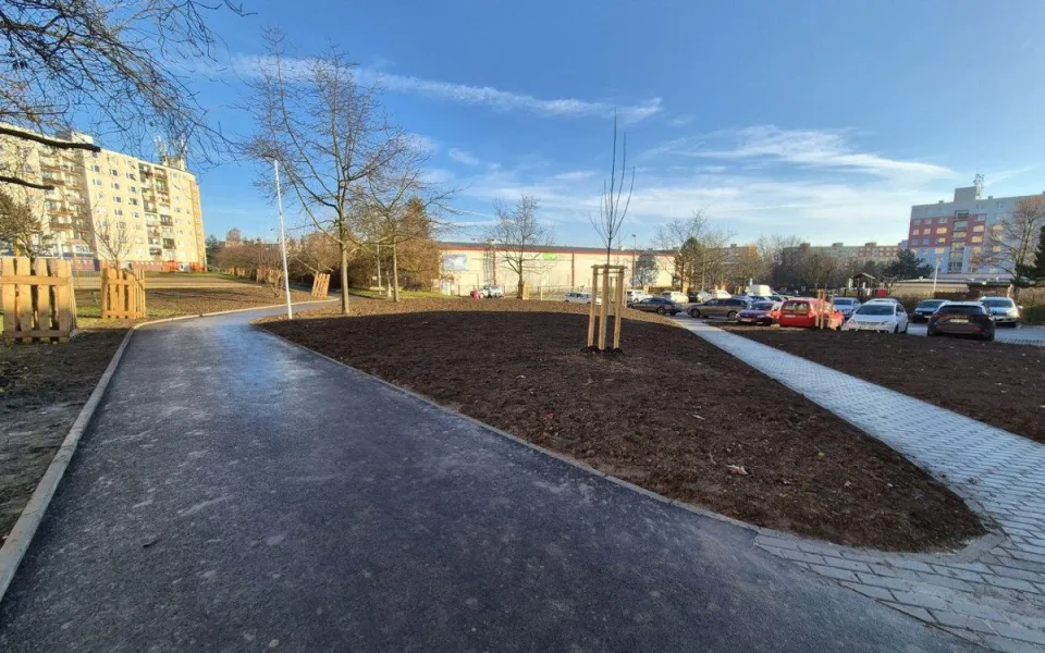 Sídlištní vnitroblok prošel revitalizací za 5,3 milionu, nabízí bezpečnější cesty