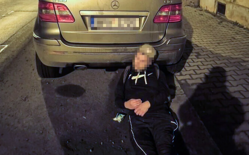 Opilý muž vyděsil kolemjdoucí, zalezl si pod zaparkované auto a zasekl se tam