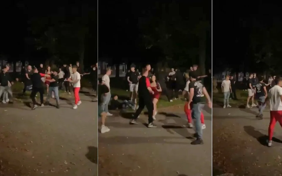 Hromadná bitka před kulturákem. Policie teď podle fotografií hledá aktéry i svědky